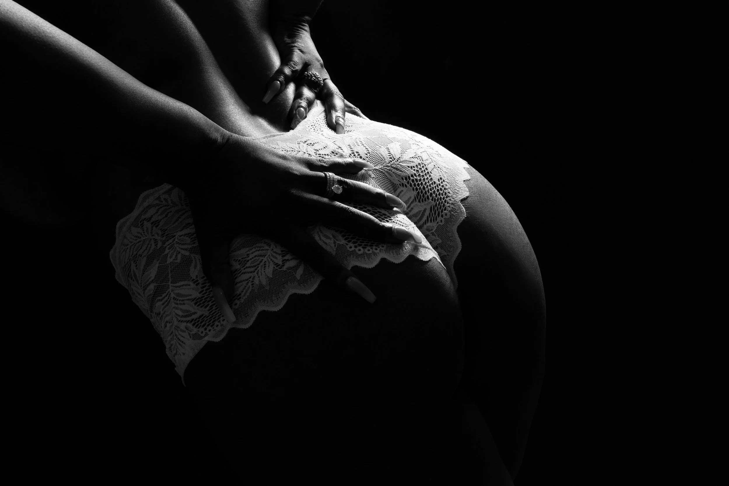 Détail artistique en noir et blanc de dentelle et de mains